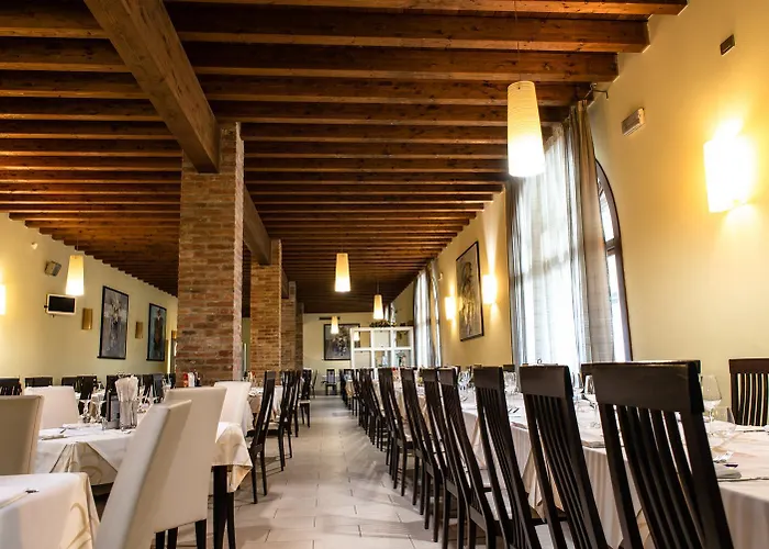 Momi\'S Hotel