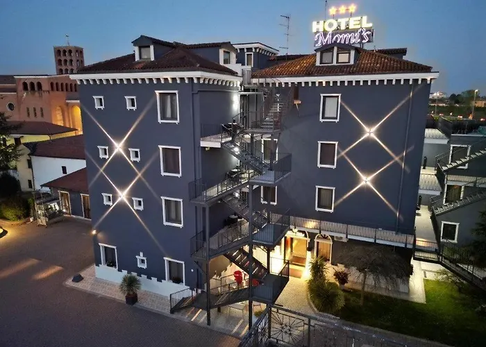 Momi\'S Hotel