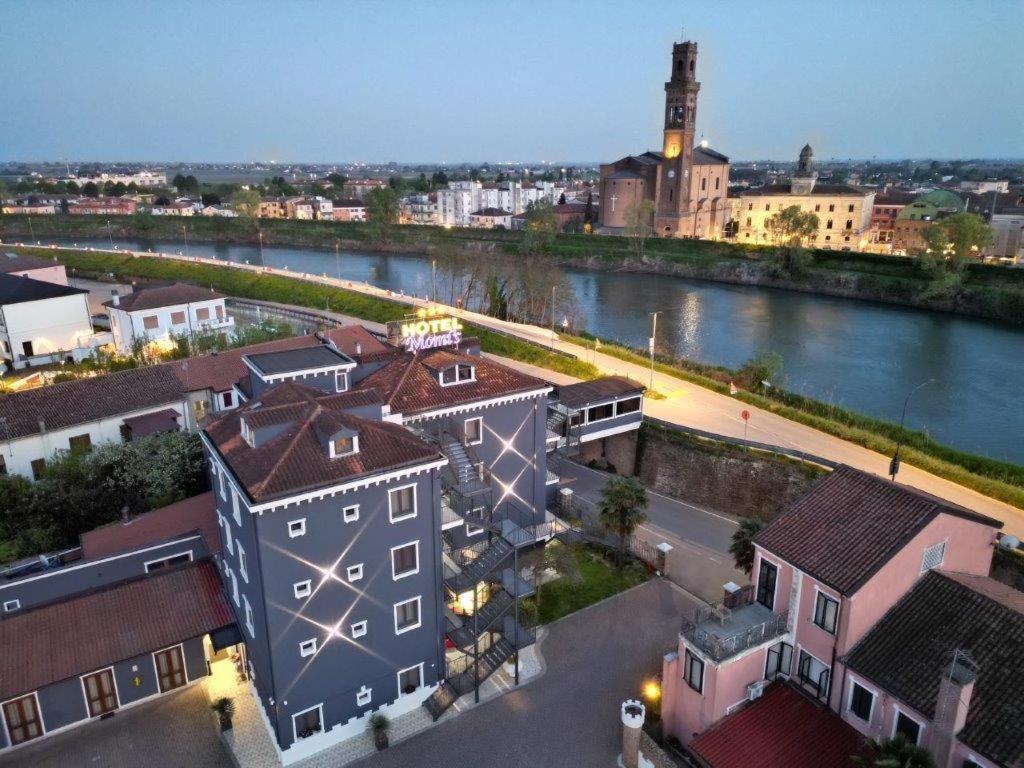 Momi's Hotel 3*