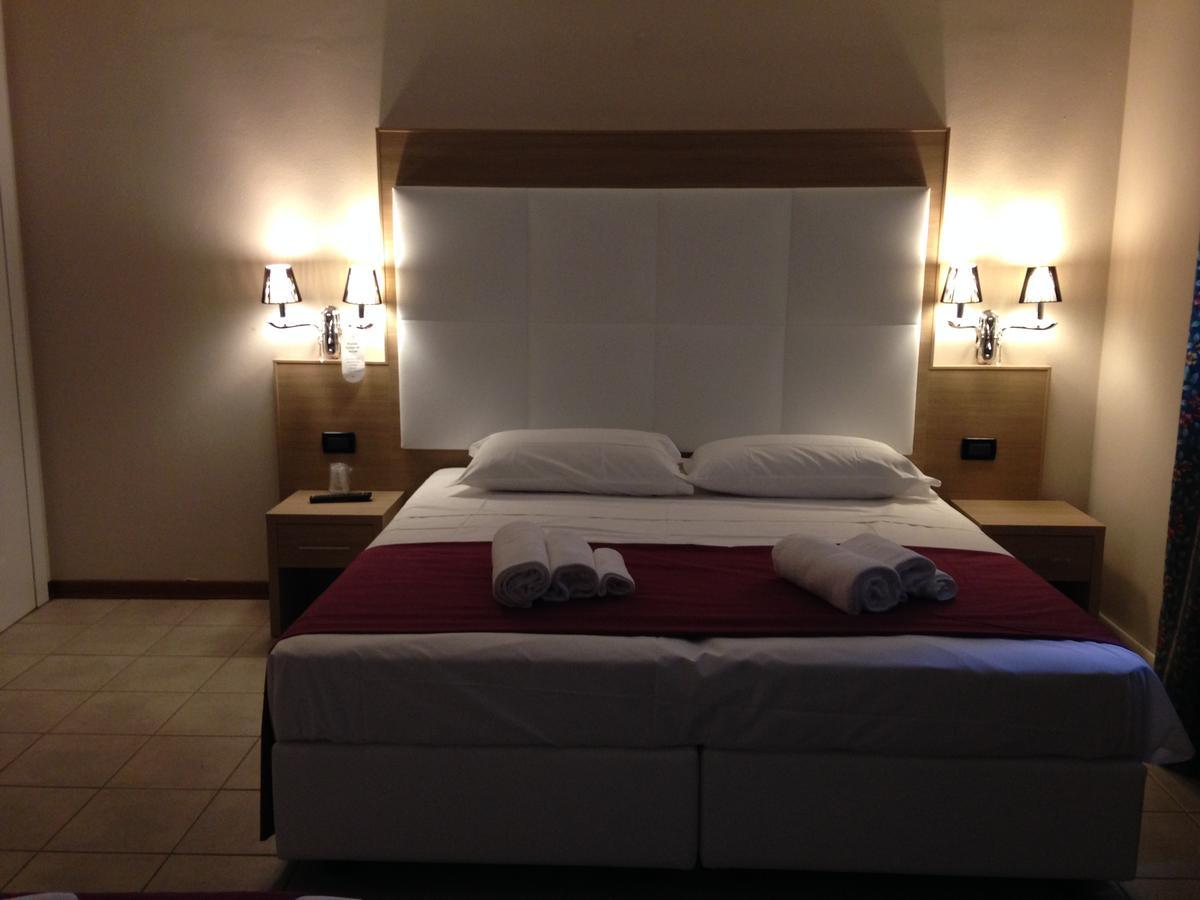 Momi's Hotel