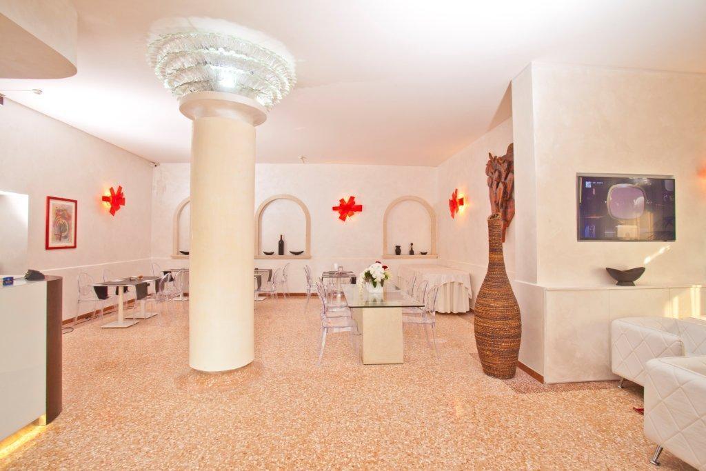Momi's Hotel