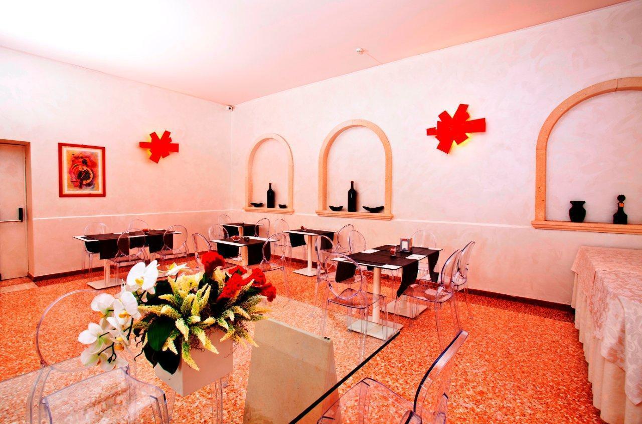Momi's Hotel