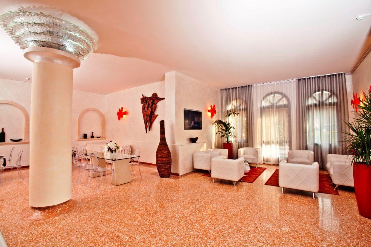 Momi's Hotel